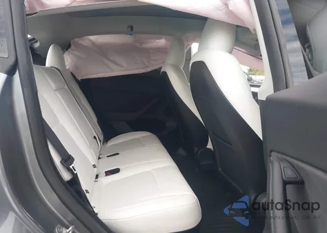 2025 Tesla Model Y Long Range Dual Motor All-Wheel Drive z USA, uszkodzony, nr VIN 7SAYGDEE0SF297224